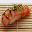 N6. Flamberet Laks m. Teriyaki & Sesam Nigiri (2 stk.)
